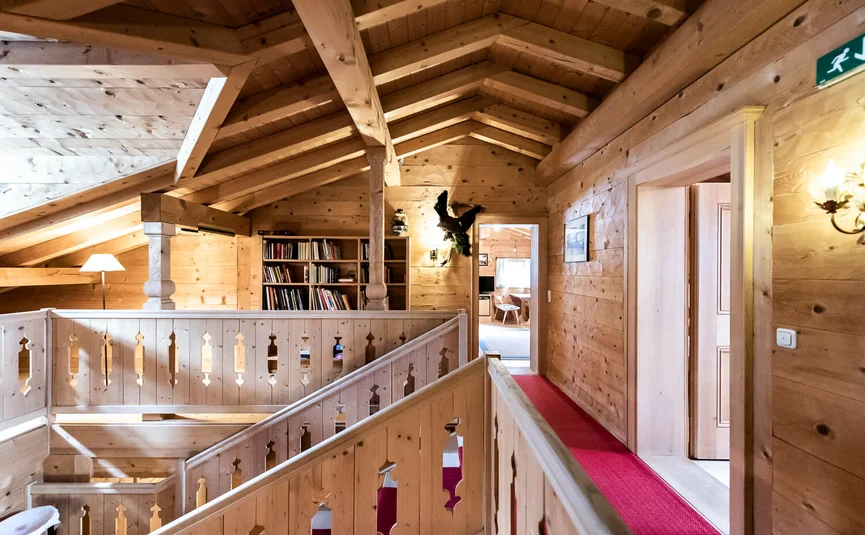 Gämsle Hotel, Wirtshaus & mehr .. © Raffael F. Lehner Interior of a wooden attic with staircase and bookshelf