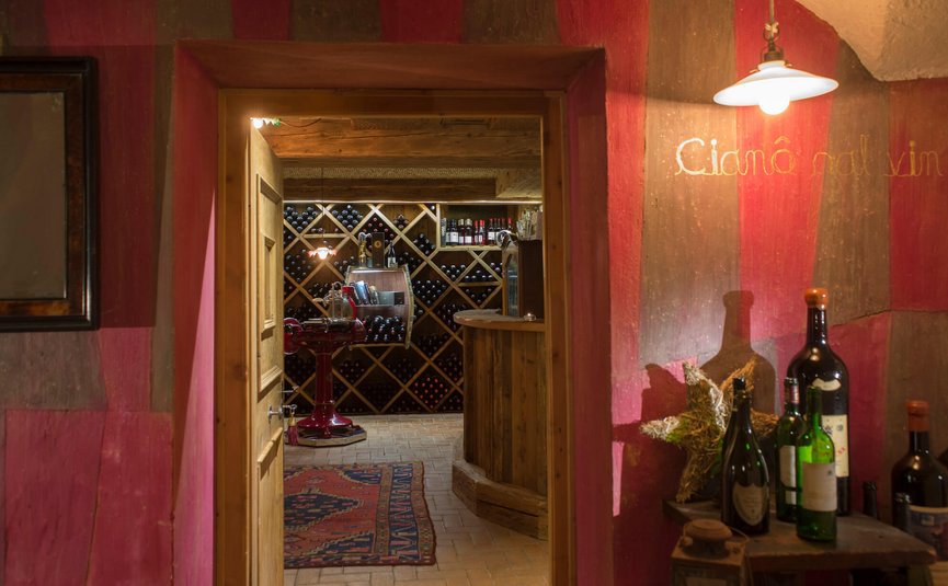 Blick in einen begehbaren Weinkeller mit Weinregalen und Flaschen