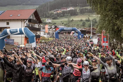 Grote groep wielrenners start race in Nauders bij Reschenpass