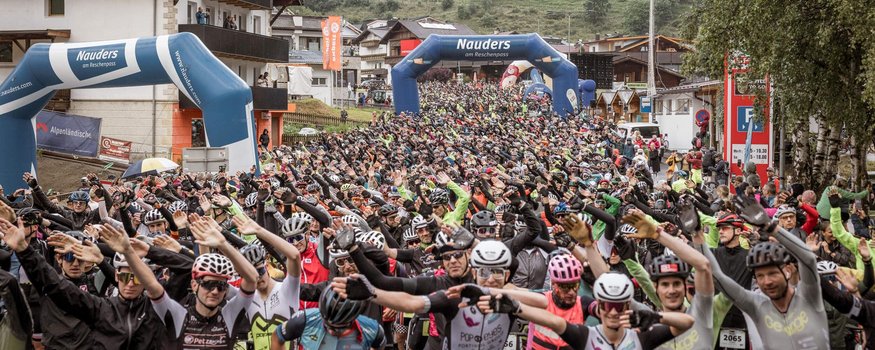 Grenzenlose Abenteuer in der Region Nauders - Reschensee © Fabian Schirgi Große Gruppe Radfahrer startet Rennen in Nauders am Reschenpass