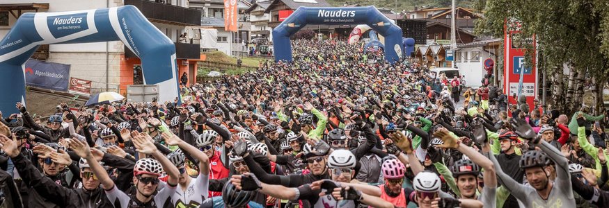 Große Gruppe Radfahrer startet Rennen in Nauders am Reschenpass
