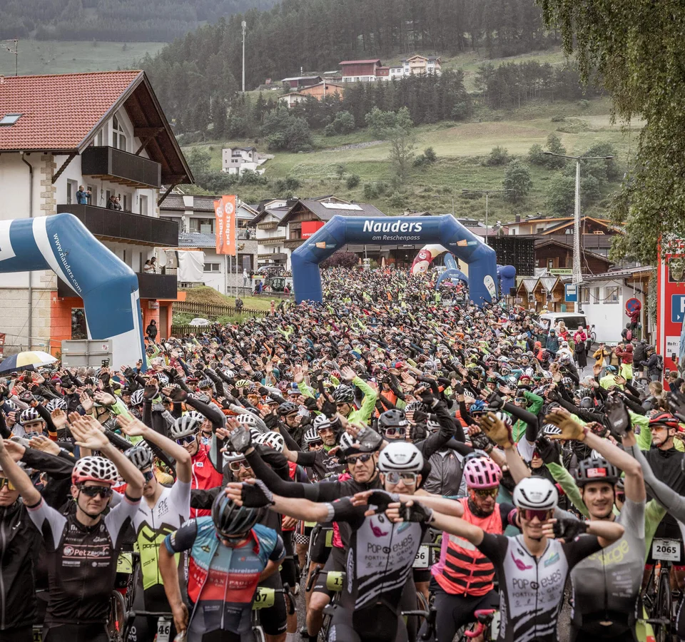 Grande gruppo di ciclisti all'inizio della gara a Nauders al Reschenpass
