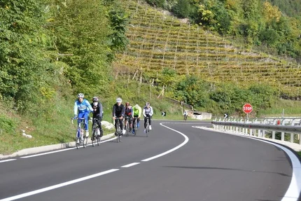 Groep fietsers op bergweg met stopbord