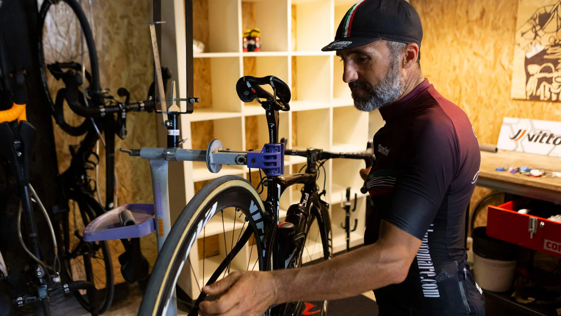 Adriatische Küste: Rennradurlaub mit Dolce Vita © Riccardo Rocchi Mann überprüft Rennrad in Fahrradwerkstatt