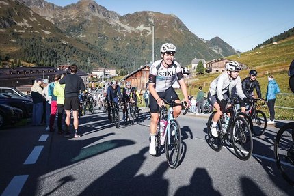 Radfahrer bei einem Rennen in den Bergen vor Zuschauern