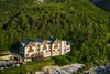 Collectief onderzoek © Hotel Boka Huis voor beboste bergen en waterval in de vallei