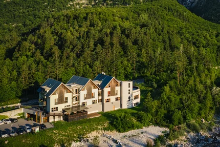 Huis voor beboste bergen en waterval in de vallei