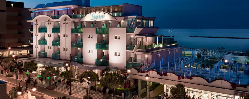 Adriatische Küste: Rennradurlaub mit Dolce Vita © Mario Flores Beleuchtetes Hotel am Meer mit Geschäften und Promenade bei Nacht