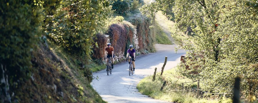 Hotel Capris **** © Tobias Köhler Twee fietsers op een zonnige landweg omringd door groene bomen