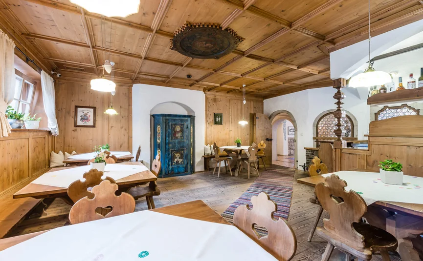 Traditionelles gemütliches Gasthaus mit Holzmöbeln und dekorativem blauen Schrank