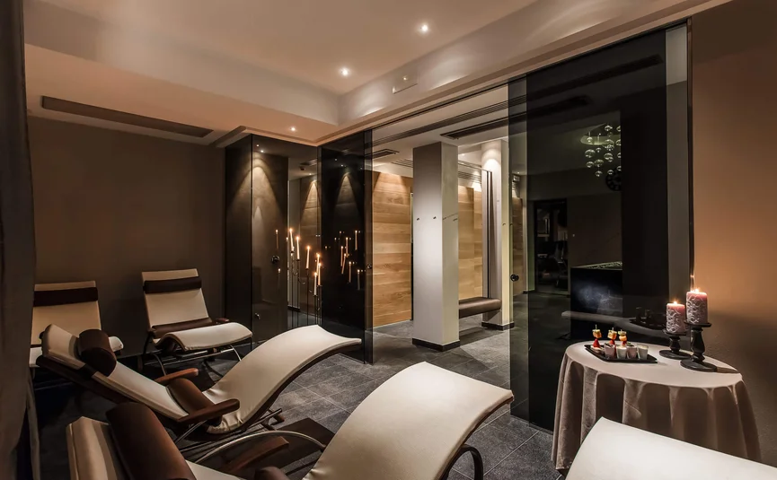 Ontspanningsruimte met ligstoelen en sfeerverlichting