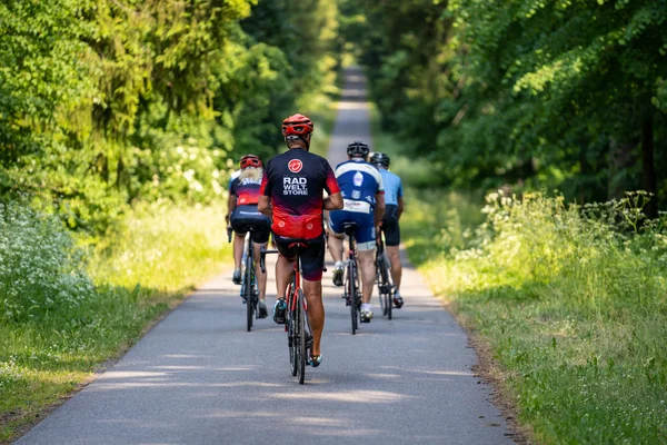 Deutschland © MountainloversTVE Gruppe von Radfahrern fährt auf schattigem Waldweg
