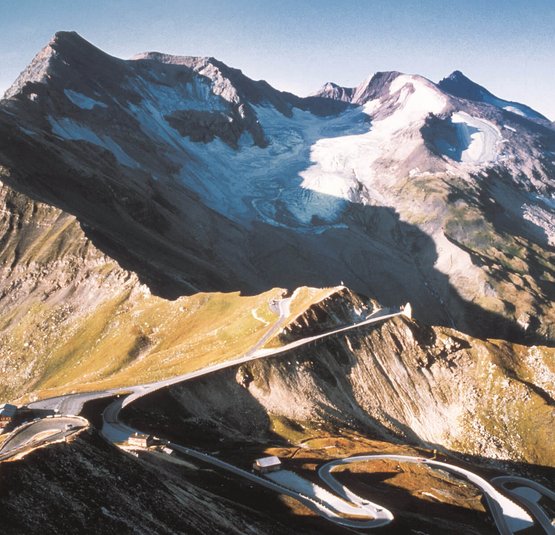 Kronkelende weg op de Großglockner met berglandschap en gletsjer