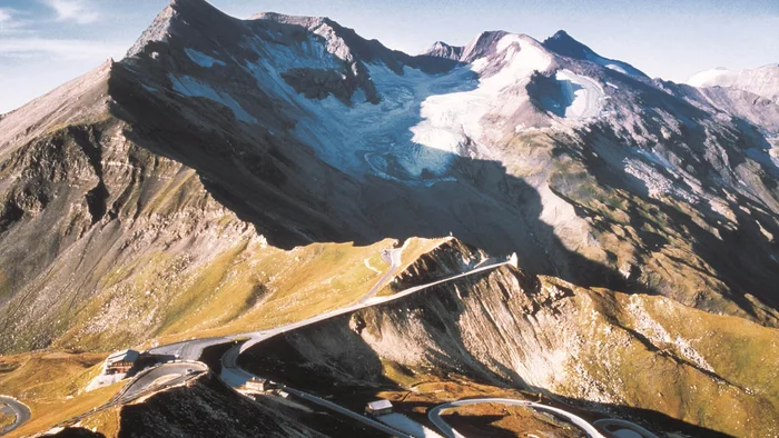 Serpentinenstraße am Großglockner mit Bergpanorama und Gletscher