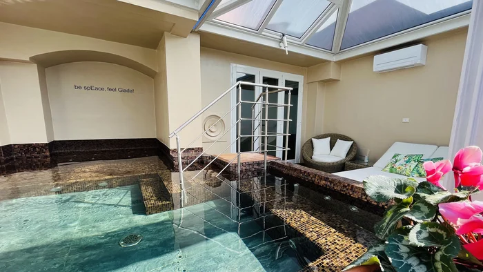 Villa Giada SpEace Resort: Mit deinem Rennrad aufs Zimmer © Villa Giada spEace & Bike Resort Innenbereich mit kleinem Pool, Liegestühlen und Glasdach