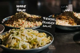 Klub Frischluft Paket Drei Schalen mit verschiedenen Salaten und Beschriftungsschildern