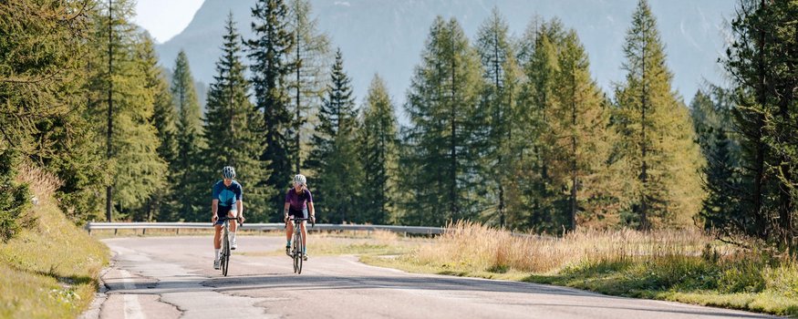 Hotel Villa Argentina *** © Josef Plaickner Twee wielrenners rijden op een kronkelende weg door een zonnig bergbos