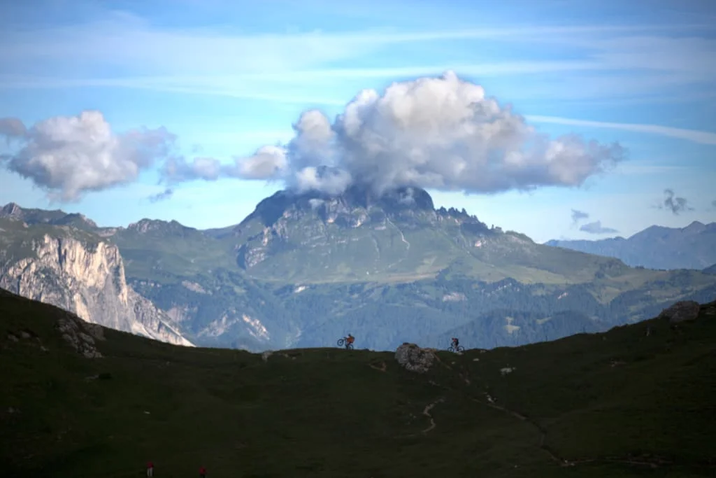 E-Bike Full Immersion Week Berglandschap met wolken boven top en fietsers op pad