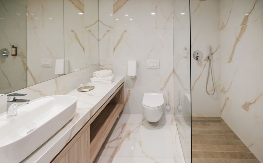 Hotel Capris **** © Foto Jaka Ivančič Enhanced NR Moderne wit-beige badkamer met toilet, gootsteen en douche