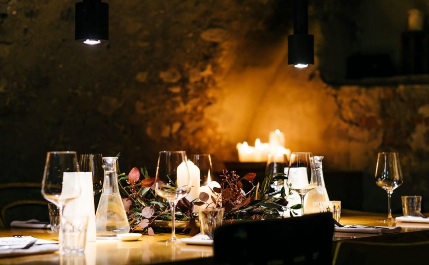 Tavola apparecchiata con candele in ristorante accogliente
