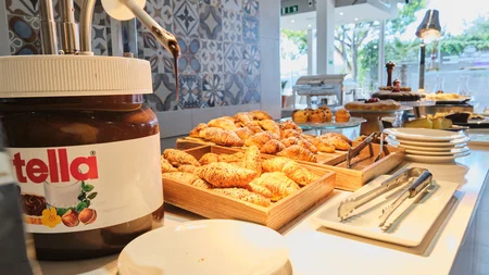 Villa Giada SpEace Resort: Mit deinem Rennrad aufs Zimmer © Villa Giada spEace & Bike Resort Frühstücksbuffet mit Croissants und Schokoladenaufstrich in einem Café