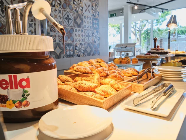Villa Giada SpEace Resort: Mit deinem Rennrad aufs Zimmer © Villa Giada spEace & Bike Resort Frühstücksbuffet mit Croissants und Schokoladenaufstrich in einem Café