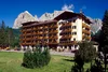 Collectief onderzoek © Hotel Villa Argentina Cortina Hotel Villa Argentina met Dolomieten op de achtergrond op een zonnige dag