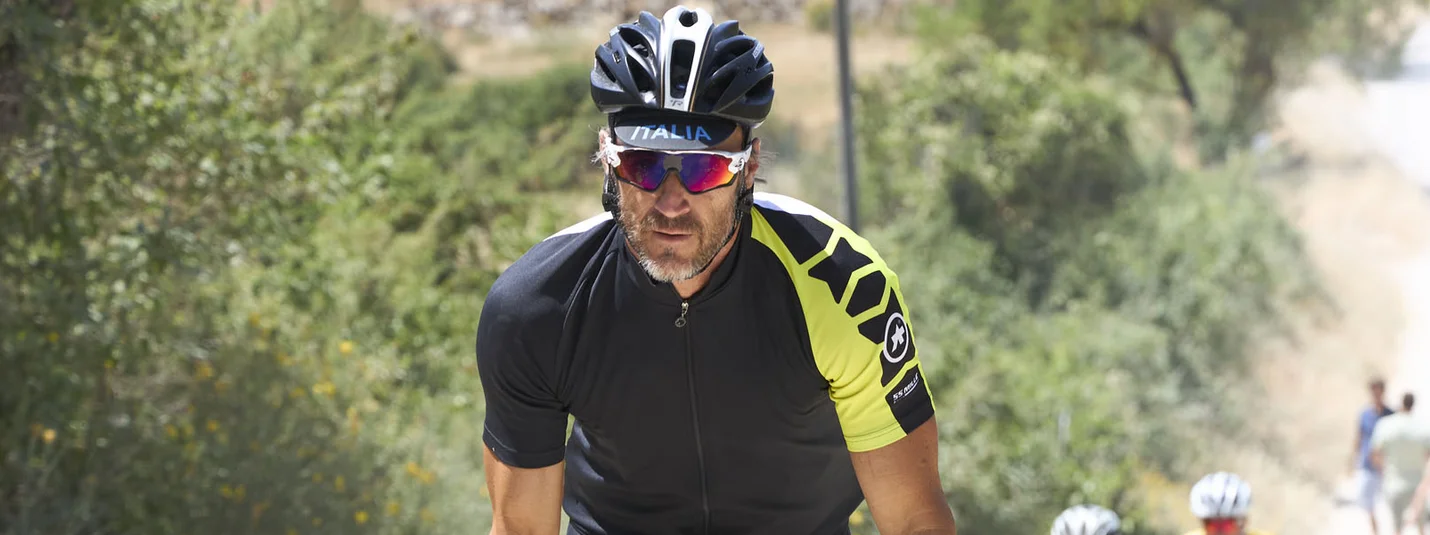 Dalle Terre Rosse via Volterra e Poggio a Issi fino a San Gimignano © Asha Balogh Uomo in abbigliamento da ciclismo che pedala in salita su strada sterrata