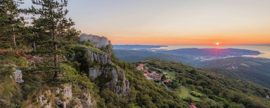 Hotel Vila Robida *** © Jaka Ivancic Tramonto su colline boschive con scogliere e vista sul mare