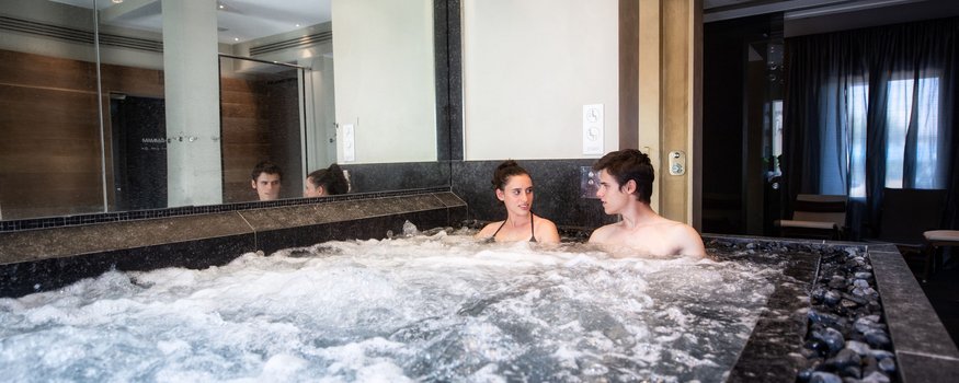 Welcher Rennrad-Typ bist du? © 6Stili Ein Paar entspannt sich in einem sprudelnden Whirlpool im Innenbereich