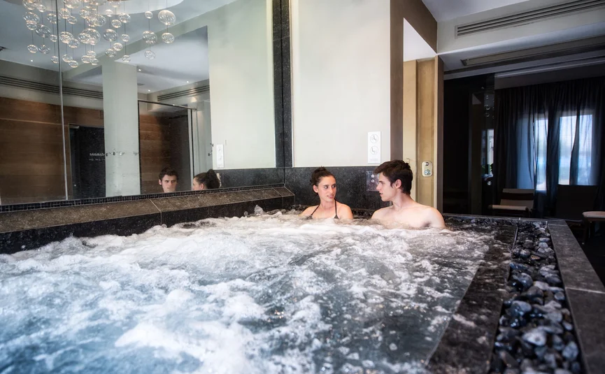 Een stel ontspant in een bruisend binnenbubbelbad