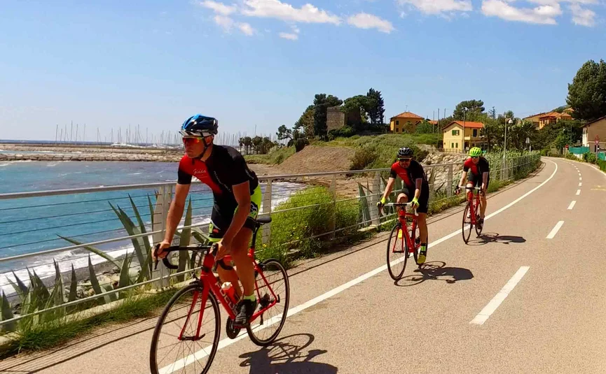 Frühling & Herbst Special: Dein perfekter Radurlaub © Villa Giada spEace & Bike Resort Drei Radfahrer fahren an der Küste auf einem sonnigen Radweg