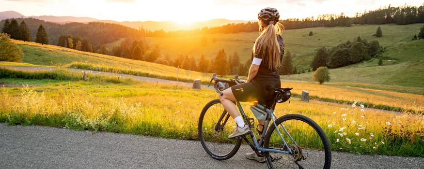 Posthorn Hotel-Ristorante Una ciclista ammira il tramonto sulle colline