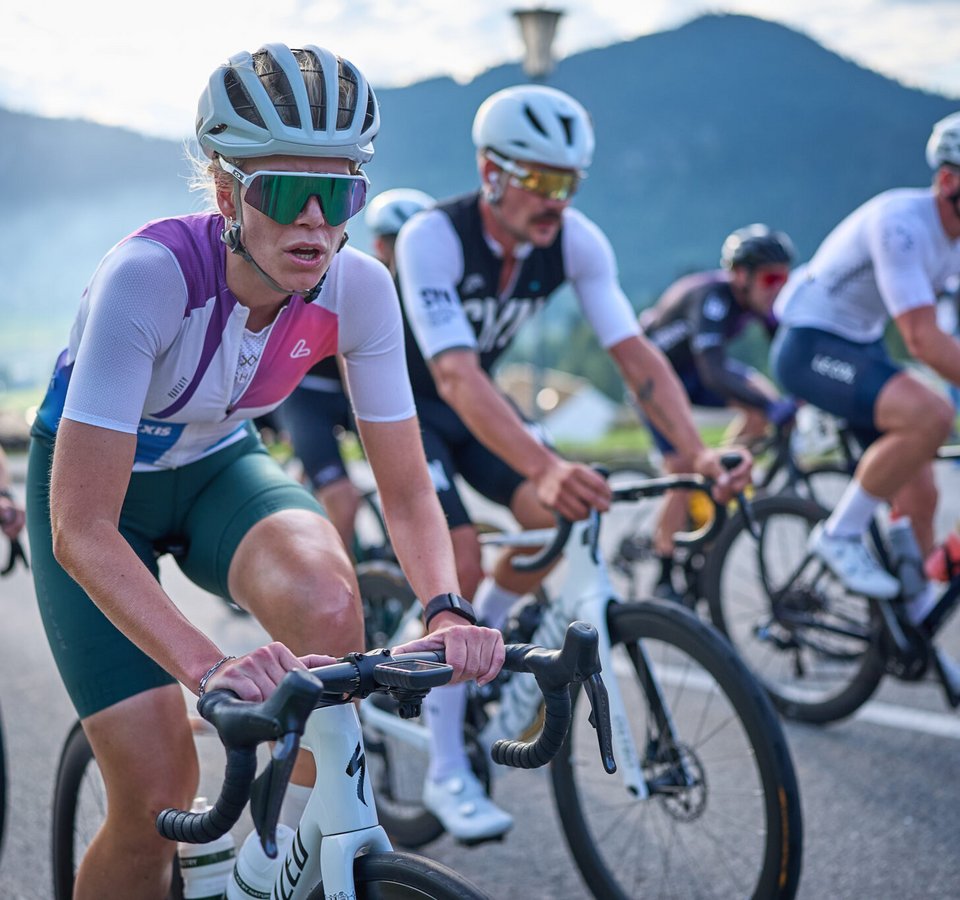 Der Kufsteinerland Radmarathon © Kufsteinerland / Martin Bihounek Radrennsportler fahren auf einer Straße vor bergiger Kulisse