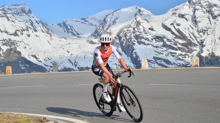 29. Glocknerkönig am 7. Juni 2026 © Tourismusverband BRUCK FUSCH GROSSGLOCKNER Radfahrer fährt auf Bergstraße mit schneebedeckten Bergen im Hintergrund