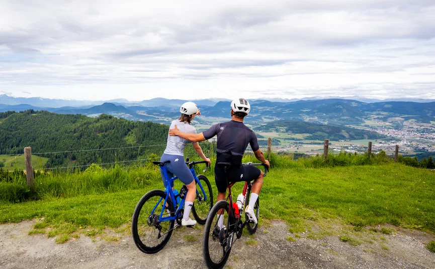 Racefietsvakantie in Midden-Karinthië © Michael Stabentheiner Twee wielrenners die genieten van het uitzicht vanaf een bergtop.