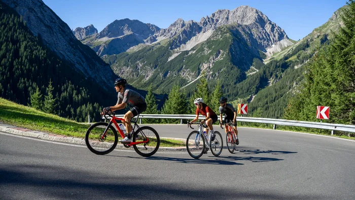 Hahntennjoch © Christina Neubauer Tre ciclisti su strada di montagna con cielo azzurro limpido