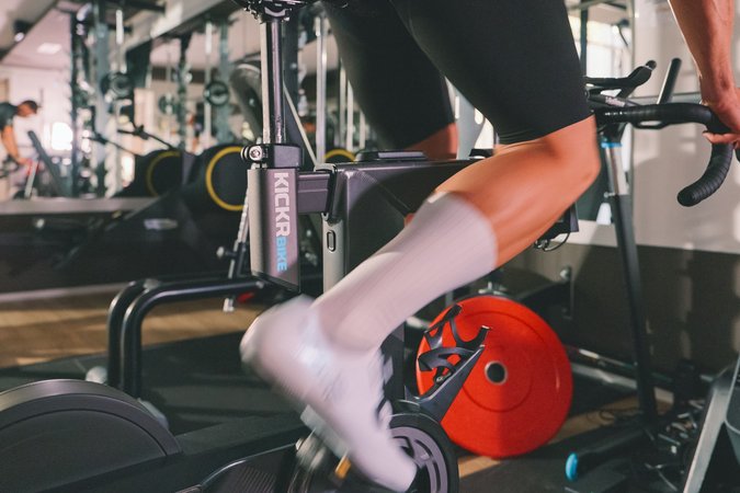 Fahrradfahren auf Indoor-Trainingsgerät im Fitnessstudio