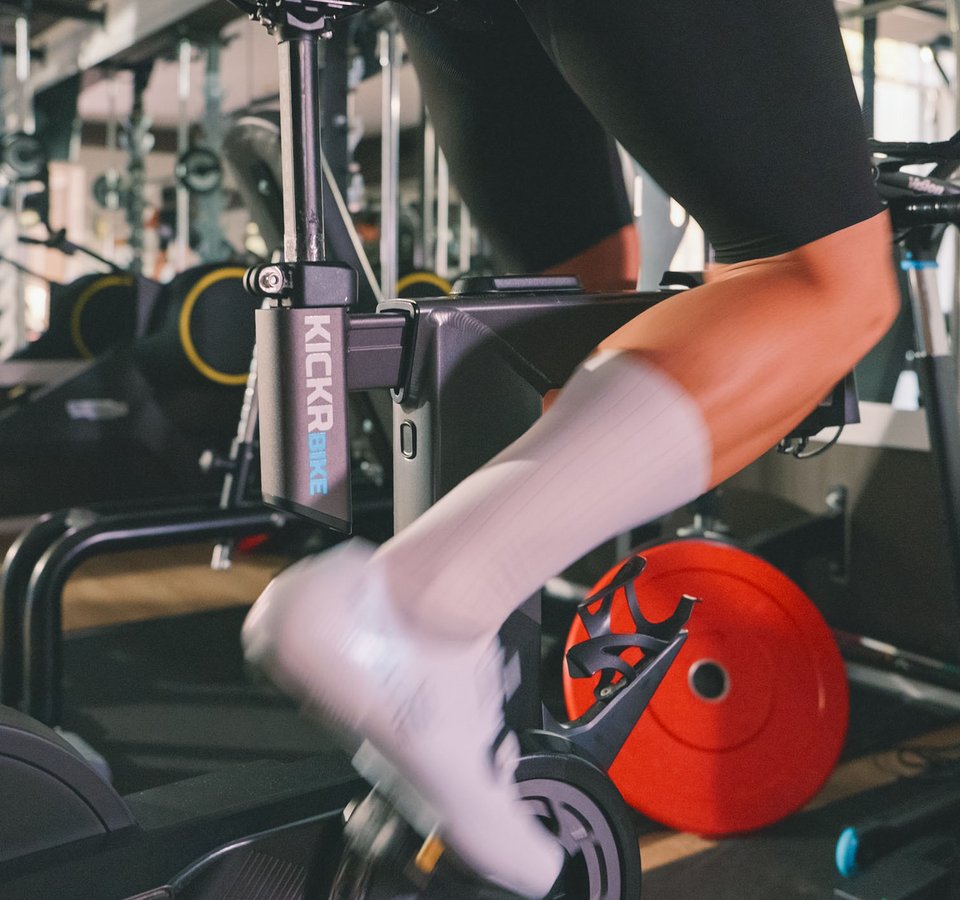 Triathlon Hotels: Deine Base für Training & Erholung © Edelbaur Media Fahrradfahren auf Indoor-Trainingsgerät im Fitnessstudio