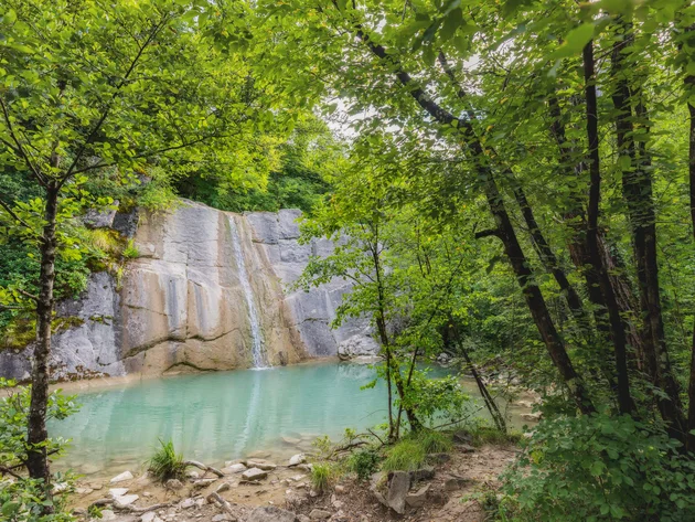 Breeze, Pulse oder Peak? 20 neue Traumrouten im Slowenischen Istrien © www.slovenia.info Kleiner Wasserfall fließt in türkisfarbenes Becken umgeben von grünem Wald