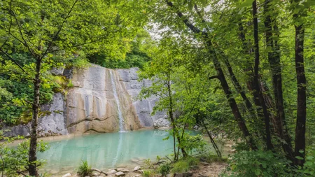 Breeze, Pulse oder Peak? 20 neue Traumrouten im Slowenischen Istrien © www.slovenia.info Kleiner Wasserfall fließt in türkisfarbenes Becken umgeben von grünem Wald