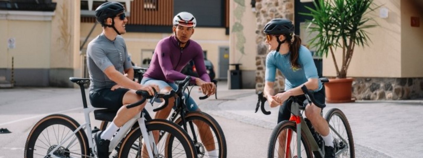 Circuito Görtschitztal © Martin Hoffmann Tre ciclisti in abbigliamento sportivo parlano seduti sulle loro bici