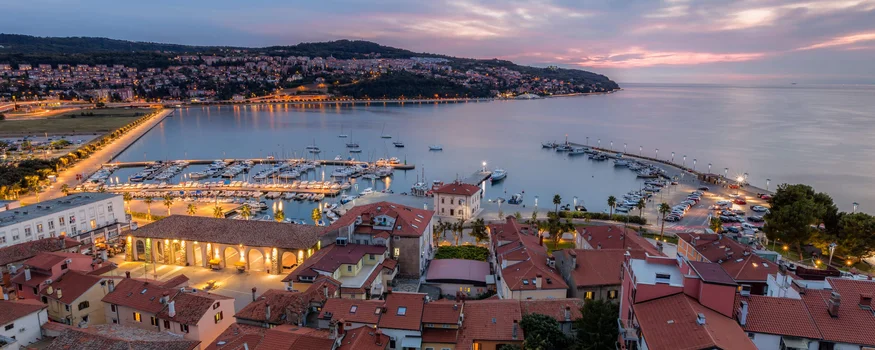 Hotel Vila Robida *** © www.slovenia.info - Jaka Ivancic Evening view of harbor and town with lit buildings and boats