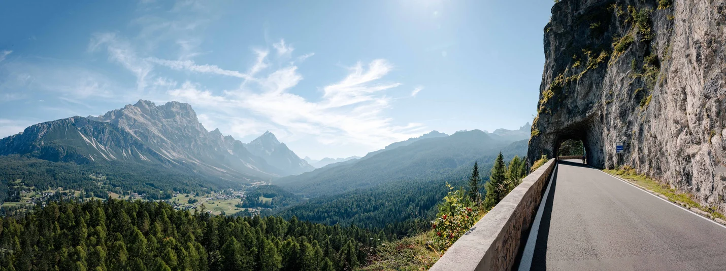 2 Nationen extreme Runde © Josef Plaickner Bergstraße mit Tunnel und Talblick bei klarem Himmel