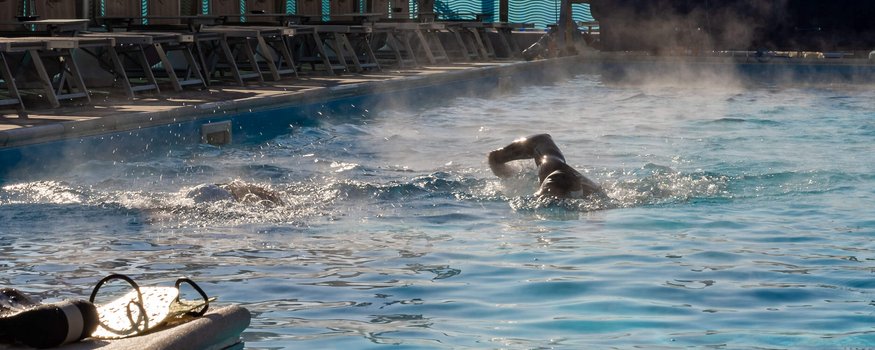 Lungomare Bike Hotel **** © Hotel Lungomare Cesenatico Due nuotatori in piscina riscaldata all'aperto al mattino presto