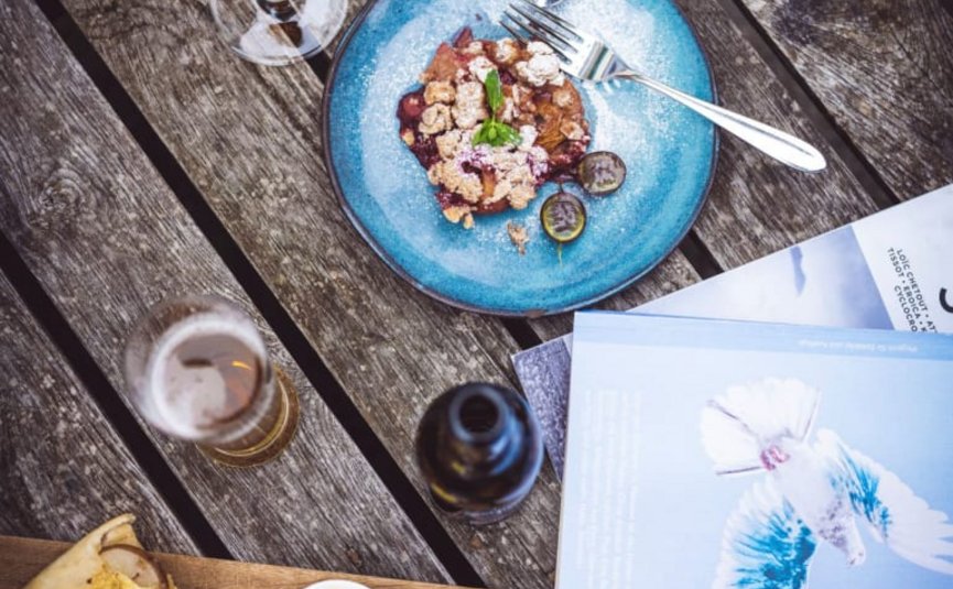 Eten en drinken op een rustieke houten tafel met een tijdschrift