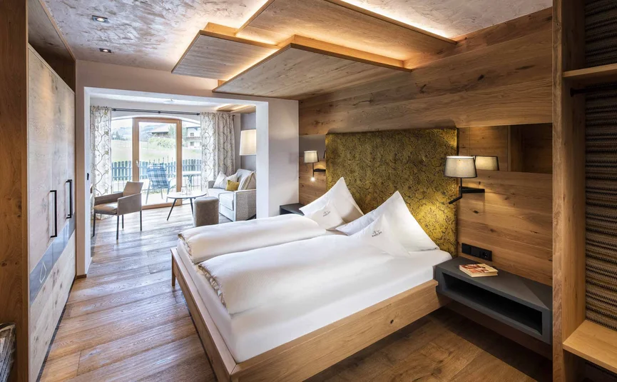 Modernes Hotelzimmer mit Doppelbett und Balkon mit Aussicht