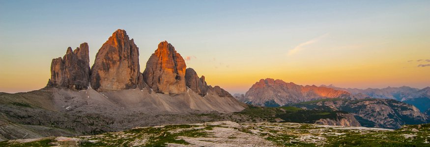 Cime montuose al tramonto nelle Dolomiti