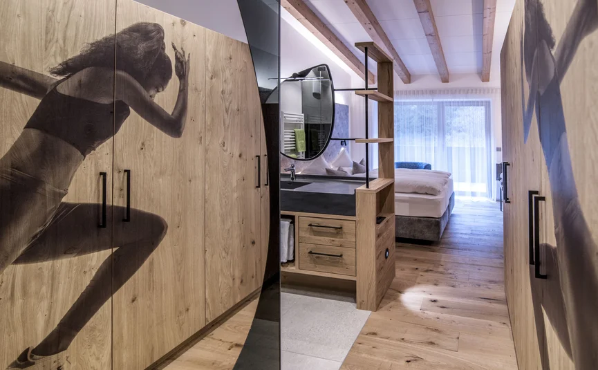Modernes Schlafzimmer mit Holzschränken und Betttüchern, natürlicher Beleuchtung
