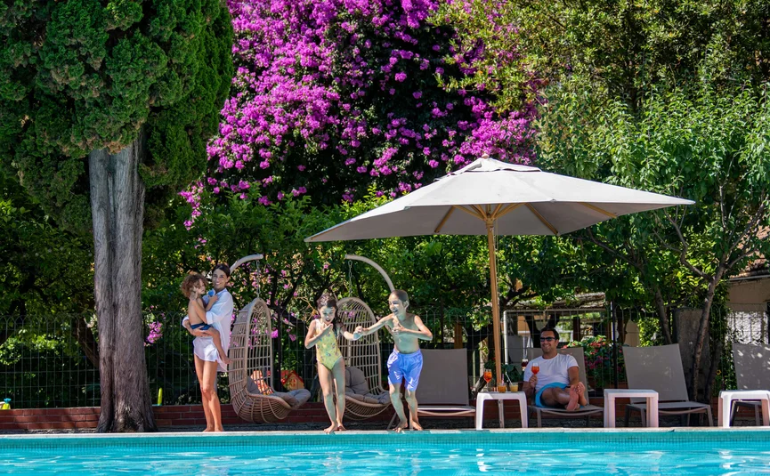 Hotel Raffy *** © Paolo Penni Martelli Familie am Pool mit Kindern, die zum Springen bereit sind